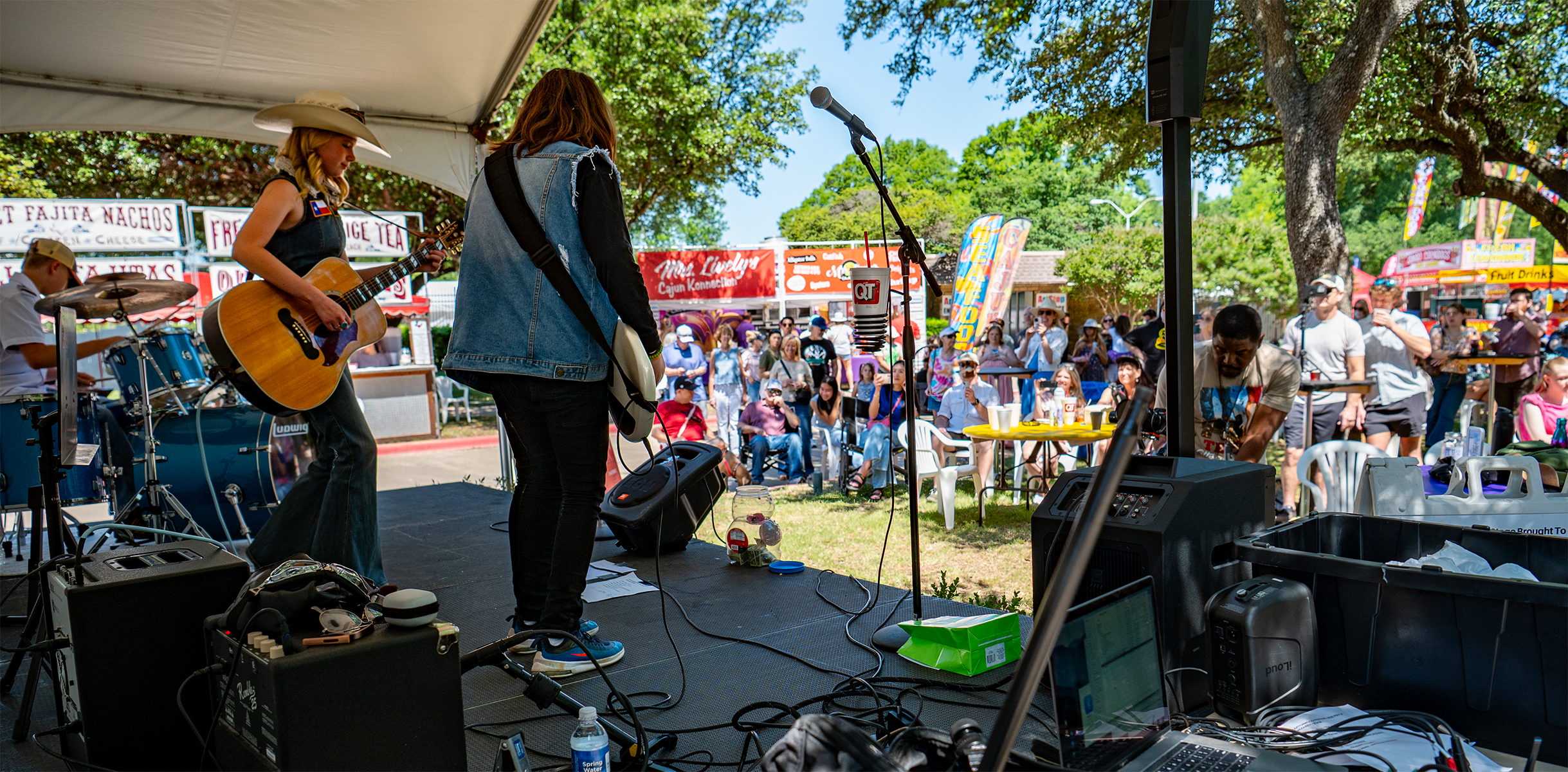 Airbourne Tex – stage view of Cottonwood crowd